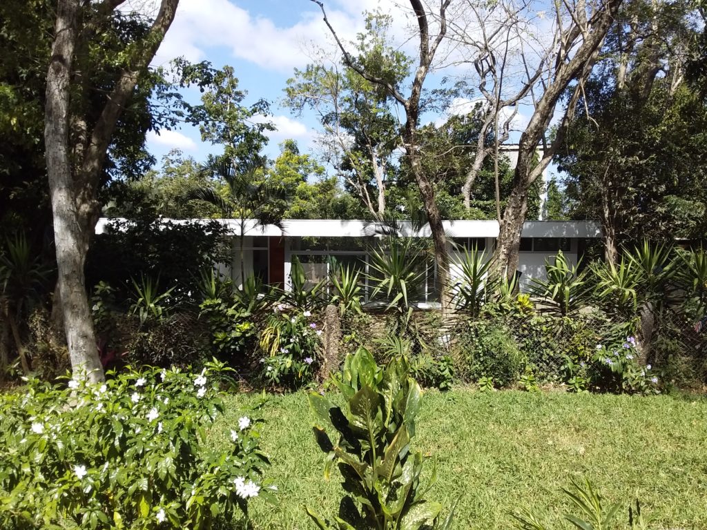 Situada en un área natural dentro de la periferia de la ciudad de Managua, la casa se ubica en una fracción interior de un lote de dimensiones generosas.